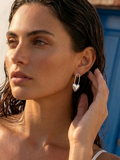 Ασημένια σκουλαρίκια Free Your Heart της ANV Jewelry, κατασκευασμένα από ανακυκλωμένο ασήμι 925. Ένα κόσμημα με ιδιαίτερο χαρακτήρα που προσδίδει μια αίσθηση ρομαντισμού και κομψότητας στην εμφάνιση σας.