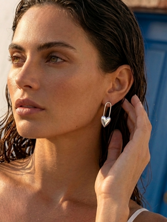 Ασημένια σκουλαρίκια Free Your Heart της ANV Jewelry, κατασκευασμένα από ανακυκλωμένο ασήμι 925. Ένα κόσμημα με ιδιαίτερο χαρακτήρα που προσδίδει μια αίσθηση ρομαντισμού και κομψότητας στην εμφάνιση σας.