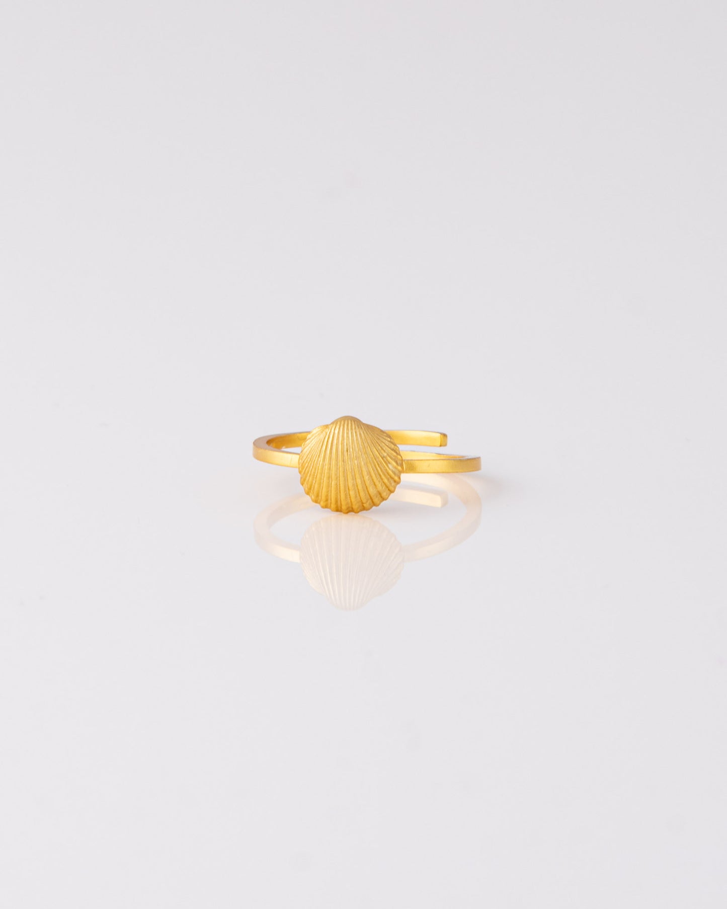 Επίχρυσο δαχτυλίδι κοχύλι Clam Shell από την ANV Jewelry.