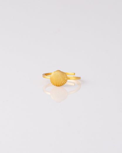 Επίχρυσο δαχτυλίδι κοχύλι Clam Shell από την ANV Jewelry.
