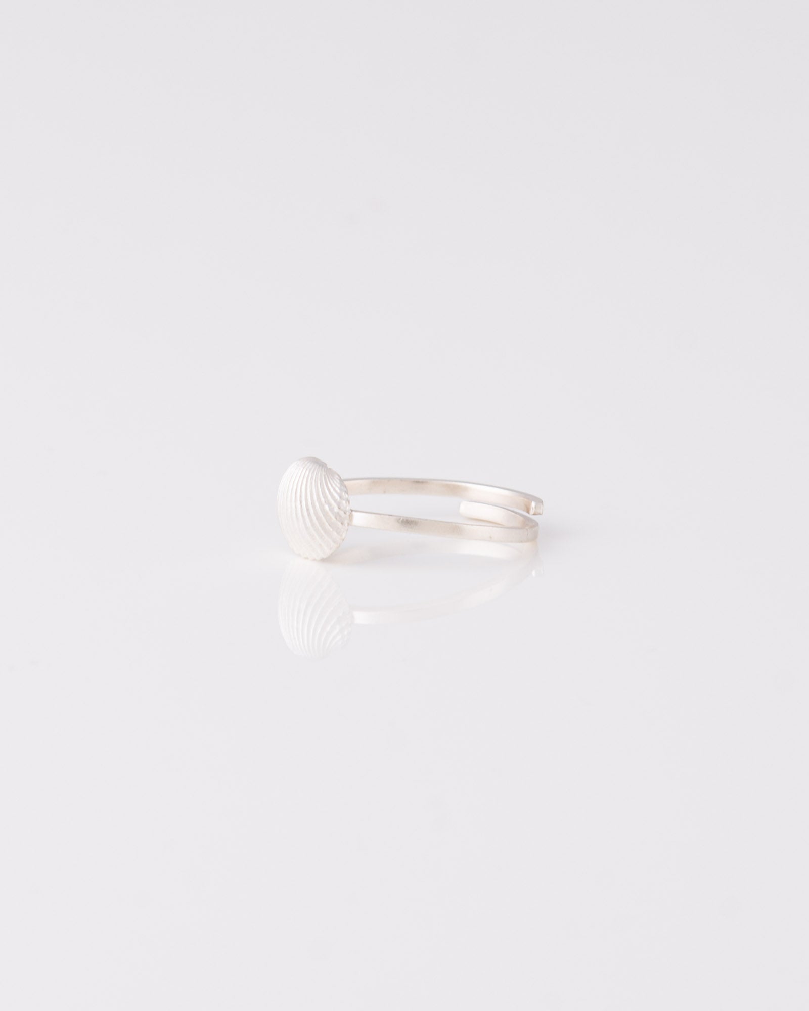 Πλάγια όψη ασημένιου δαχτυλιδιού Clam Shell της ANV Jewelry που αναδεικνύει την υφή του κοχυλιού.