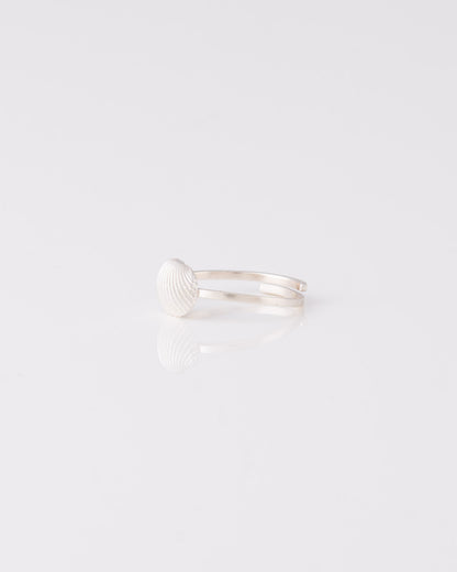 Πλάγια όψη ασημένιου δαχτυλιδιού Clam Shell της ANV Jewelry που αναδεικνύει την υφή του κοχυλιού.