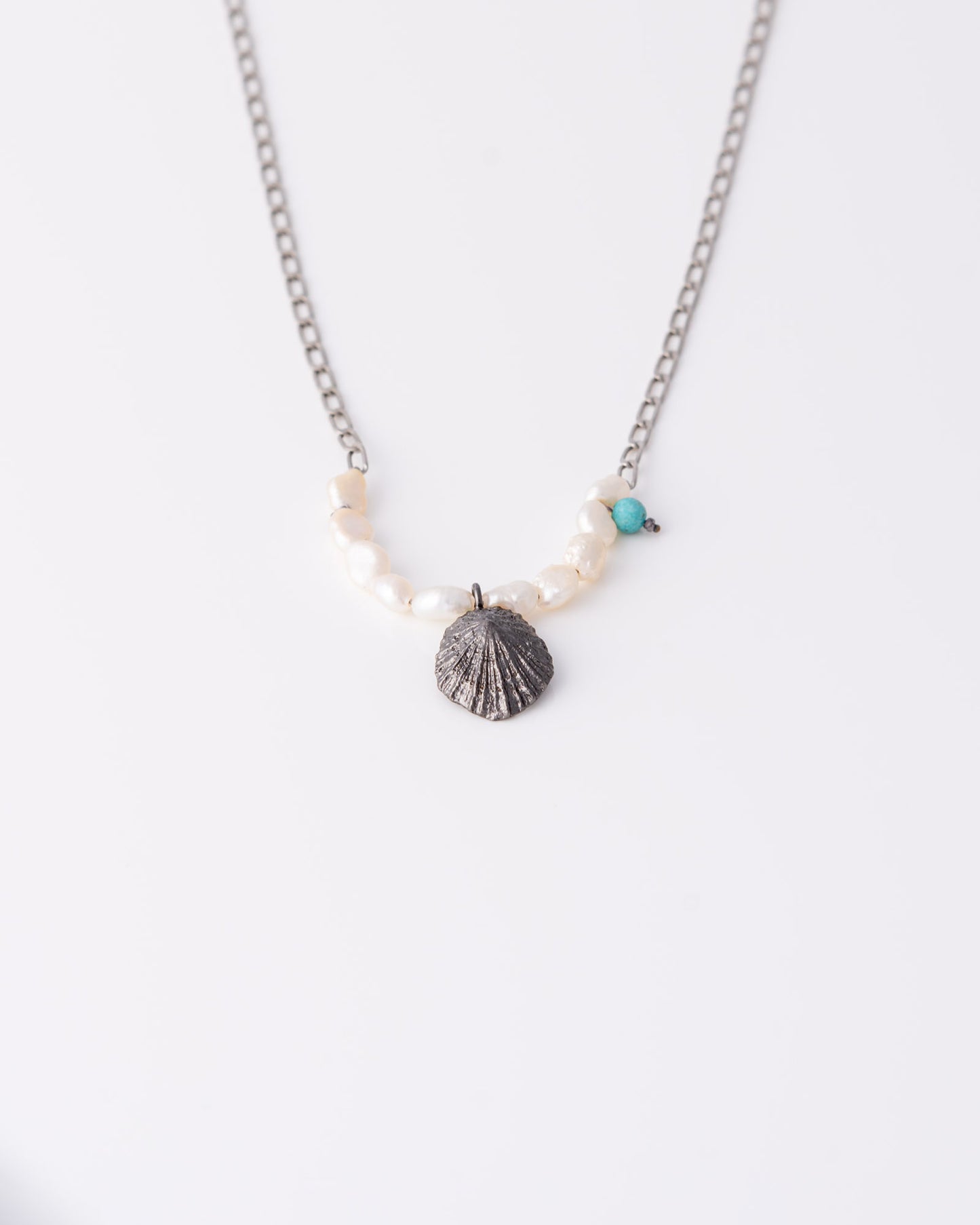 Limited edition ασημένιο κολιέ Limpet Pearl με μαργαριτάρια γλυκού νερού και μαύρη επιροδιωμένη αλυσίδα της ANV Jewelry.