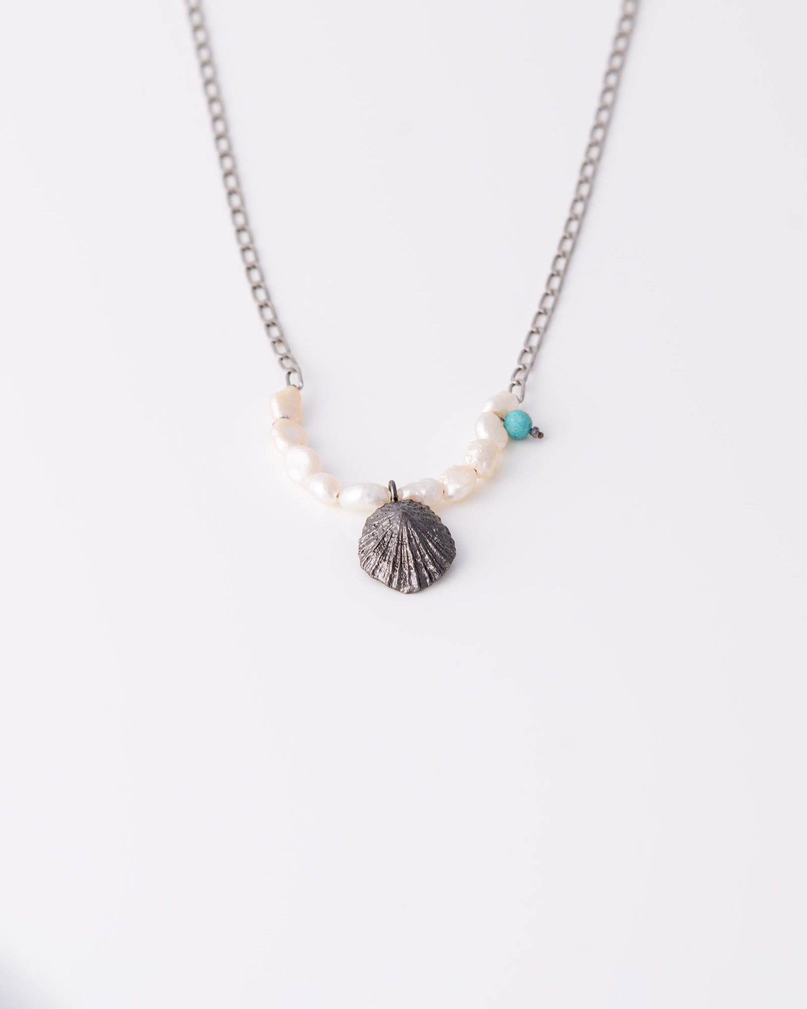 Limited edition ασημένιο κολιέ Limpet Pearl με μαργαριτάρια γλυκού νερού και μαύρη επιροδιωμένη αλυσίδα της ANV Jewelry.
