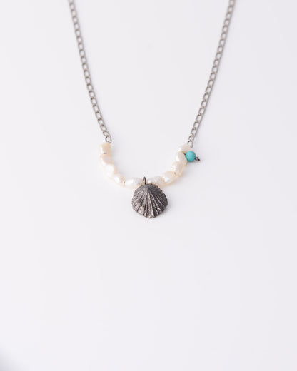 Limited edition ασημένιο κολιέ Limpet Pearl με μαργαριτάρια γλυκού νερού και μαύρη επιροδιωμένη αλυσίδα της ANV Jewelry.