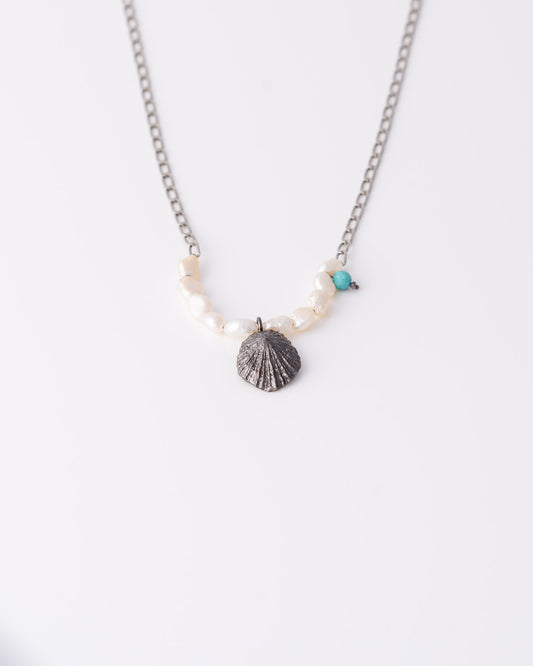 Limited edition ασημένιο κολιέ Limpet Pearl με μαργαριτάρια γλυκού νερού και μαύρη επιροδιωμένη αλυσίδα της ANV Jewelry.