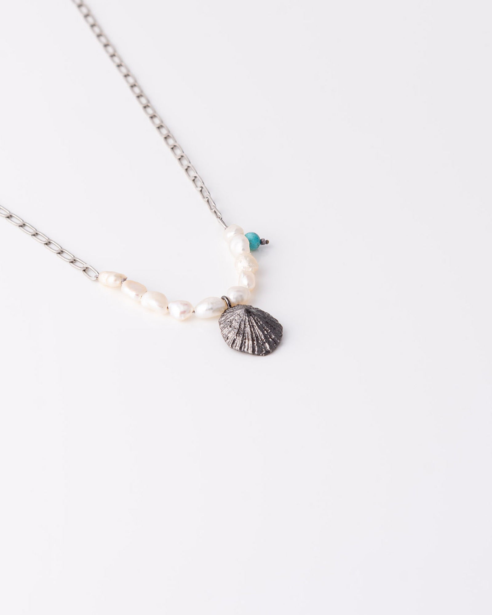 Χειροποίητο limited κολιέ Limpet Pearl Silver από ανακυκλωμένο ασήμι 925 με τυρκουάζ χάντρα και μαργαριτάρια της ANV Jewelry. 