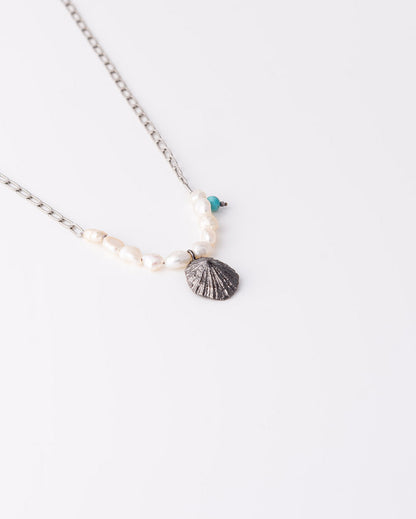 Χειροποίητο limited κολιέ Limpet Pearl Silver από ανακυκλωμένο ασήμι 925 με τυρκουάζ χάντρα και μαργαριτάρια της ANV Jewelry. 