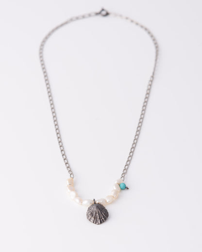 Statement limited κολιέ Limpet Pearl με συνδυασμό επιροδιωμένης αλυσίδας και φυσικών μαργαριταριών της ANV Jewelry.