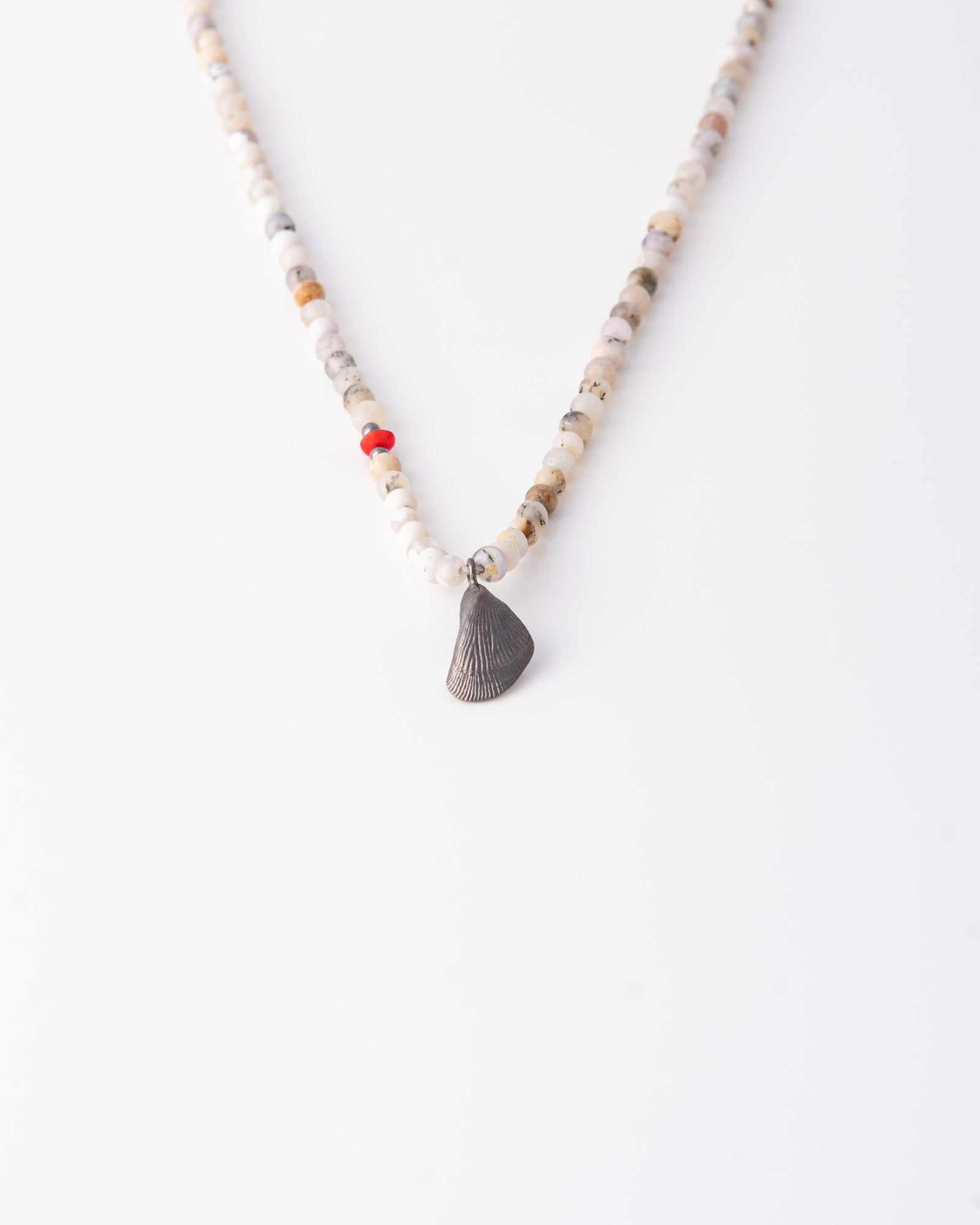 Κολιέ Mussel Beaded Jasper με κρεμαστό κοχύλι από μαύρο ασημένιο 925 της ANV Jewelry.