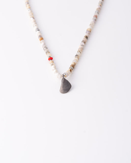 Κολιέ Mussel Beaded Jasper με κρεμαστό κοχύλι από μαύρο ασημένιο 925 της ANV Jewelry.