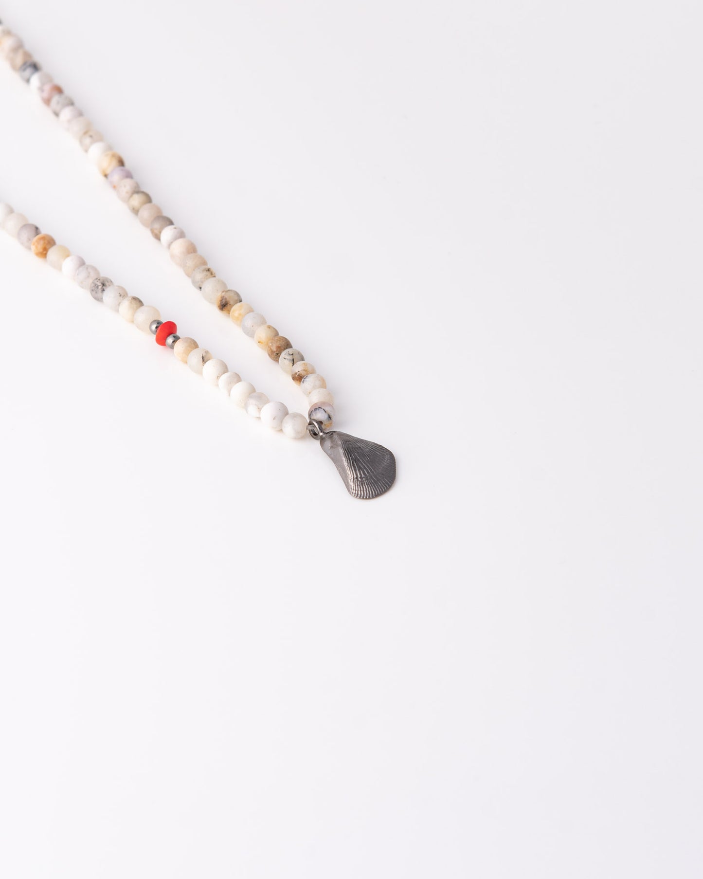Χειροποίητο κολιέ Mussel Beaded Jasper με ημιπολύτιμους λίθους ίασπη της ANV Jewelry.