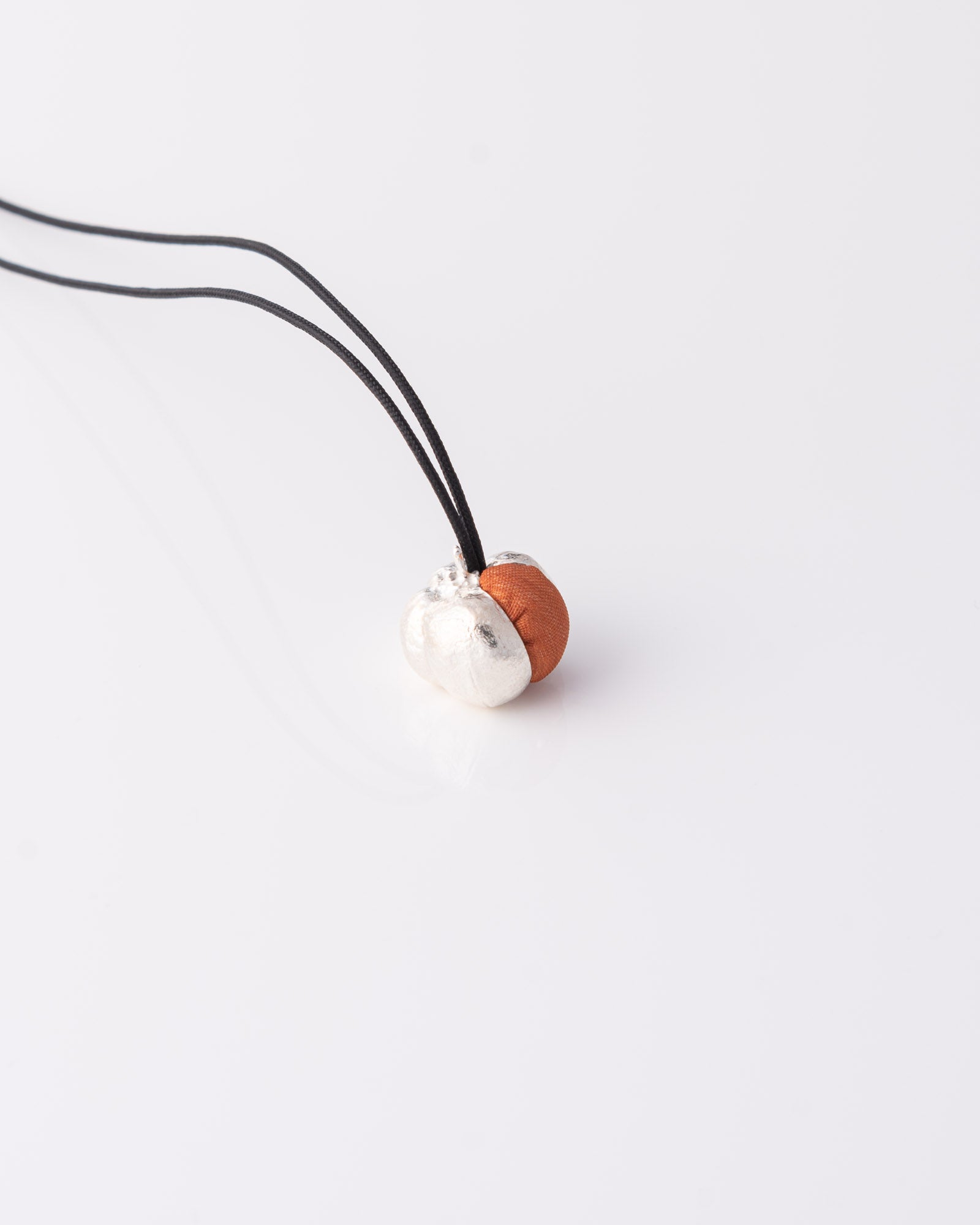Limited edition ασημένιο κολιέ κολοκύθα Orange Pumpkin με πορτοκαλί μεταξωτό ύφασμα της ANV Jewelry.