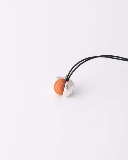Χειροποίητο limited κολιέ Orange Pumpkin Silver με μεταξωτό ύφασμα της ANV Jewelry.