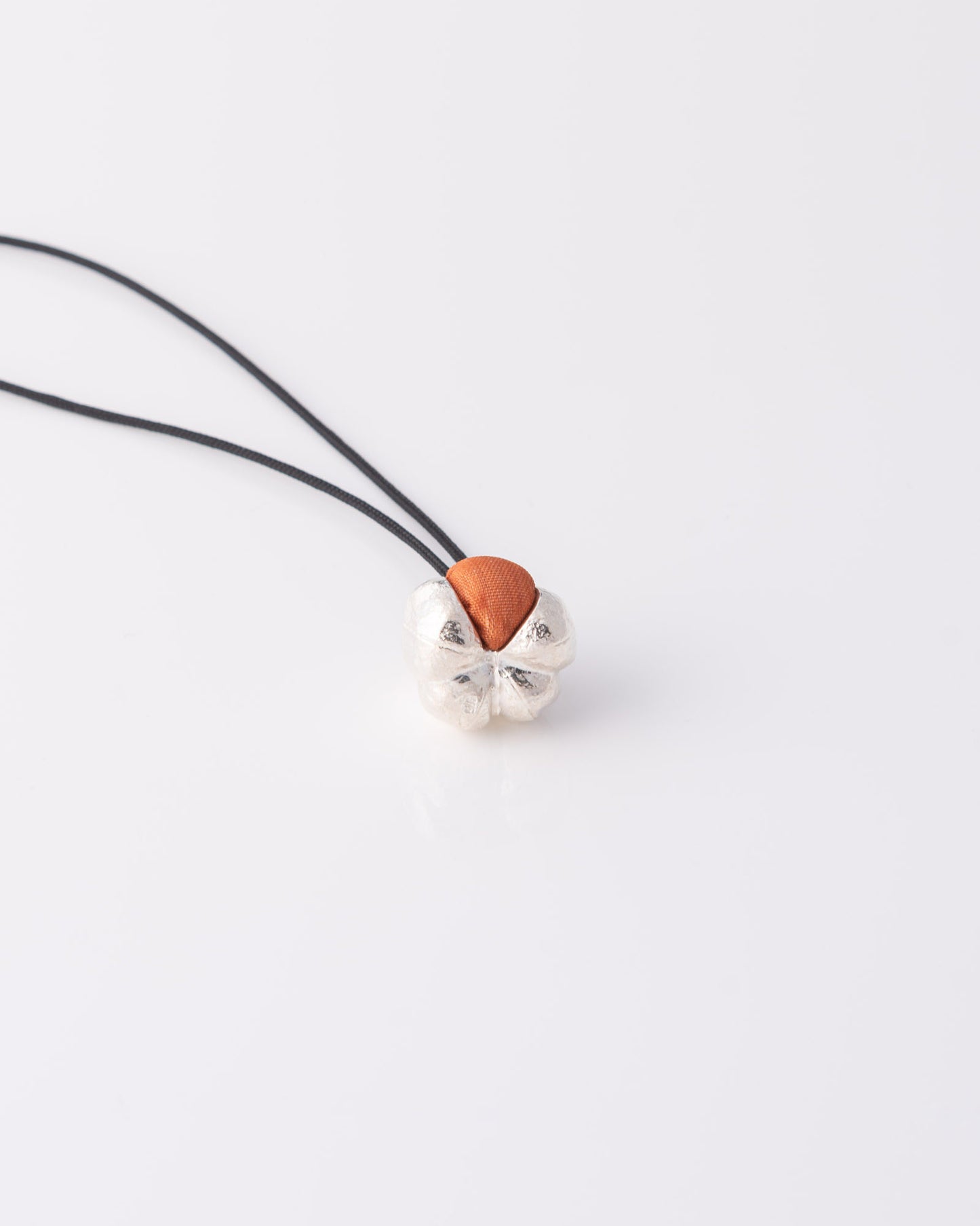 Minimal limited κολιέ Orange Pumpkin από ανακυκλωμένο ασήμι 925 σε μαύρο κορδόνι της ANV Jewelry.