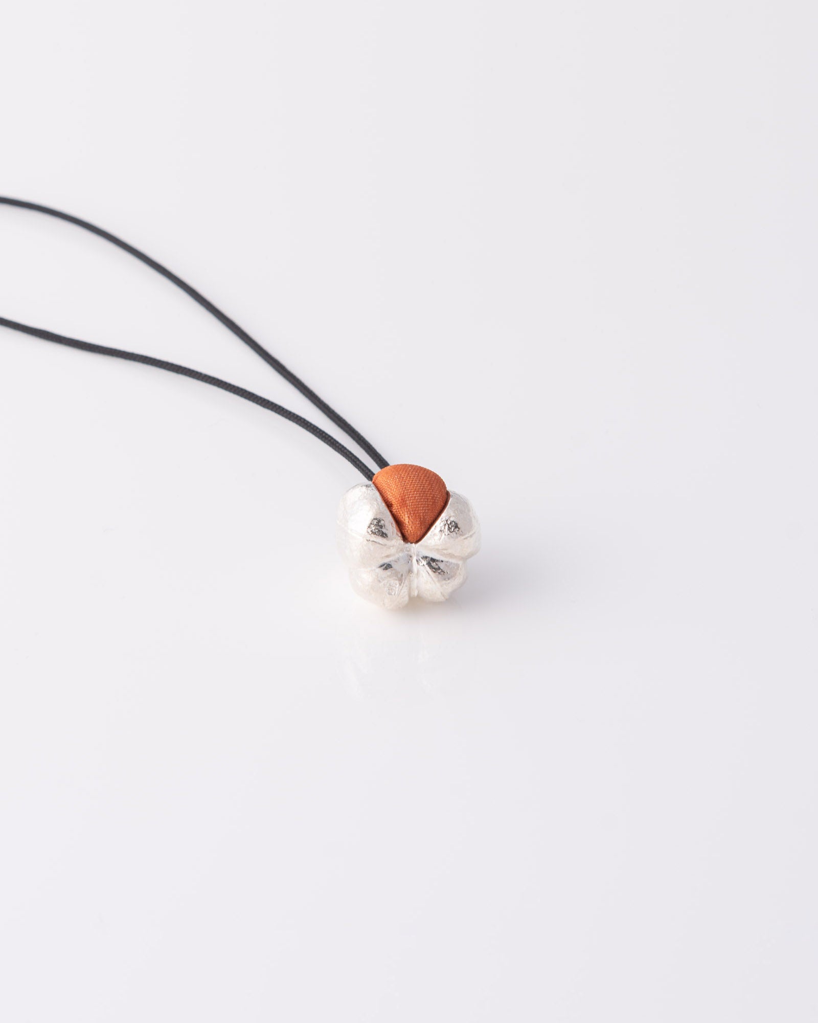 Minimal limited κολιέ Orange Pumpkin από ανακυκλωμένο ασήμι 925 σε μαύρο κορδόνι της ANV Jewelry.