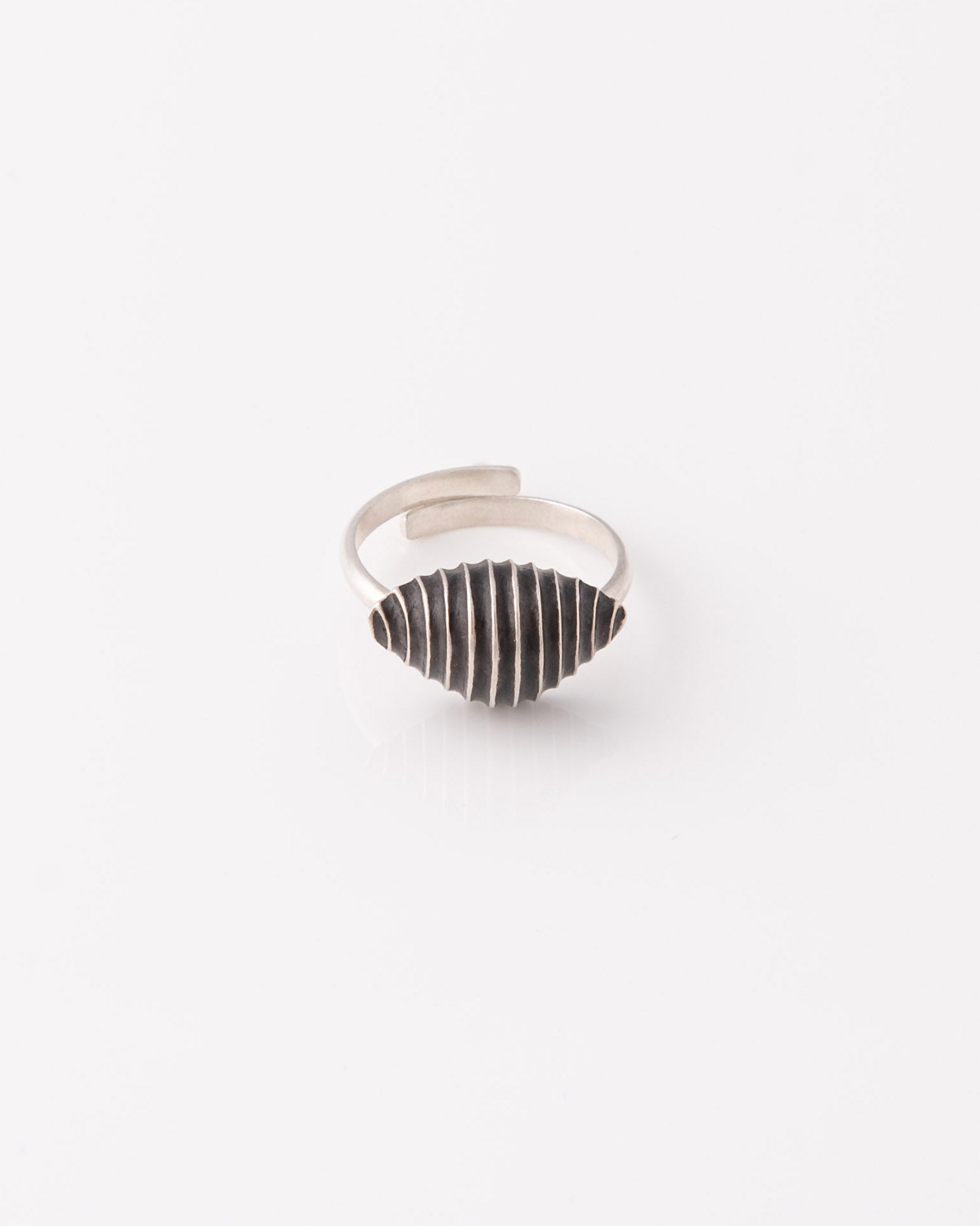 Minimal statement ανοιγώμενο δαχτυλίδι Pa Shell Silver Oxidized της ANV Jewelry