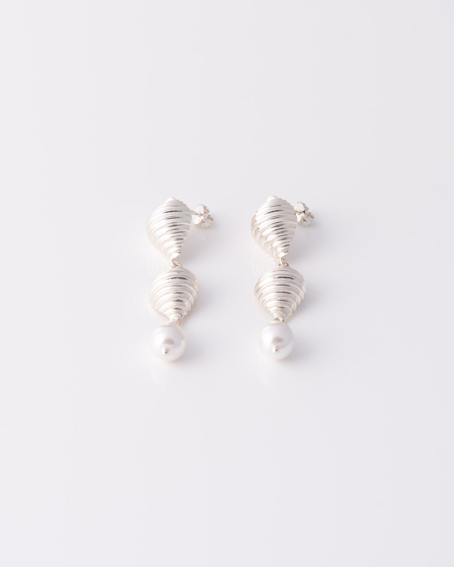 Statement ασημένια σκουλαρίκια Pa Shell με πέρλες της ANV Jewelry.