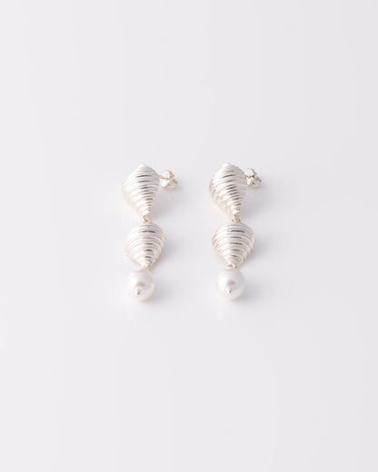 Statement ασημένια σκουλαρίκια Pa Shell με πέρλες της ANV Jewelry.