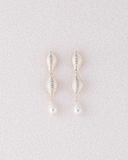 Limited edition ασημένια σκουλαρίκια Pa Shell Pearl Drop με ανάγλυφο στοιχείο κοχύλι και κρεμαστές πέρλες της ANV Jewelry.