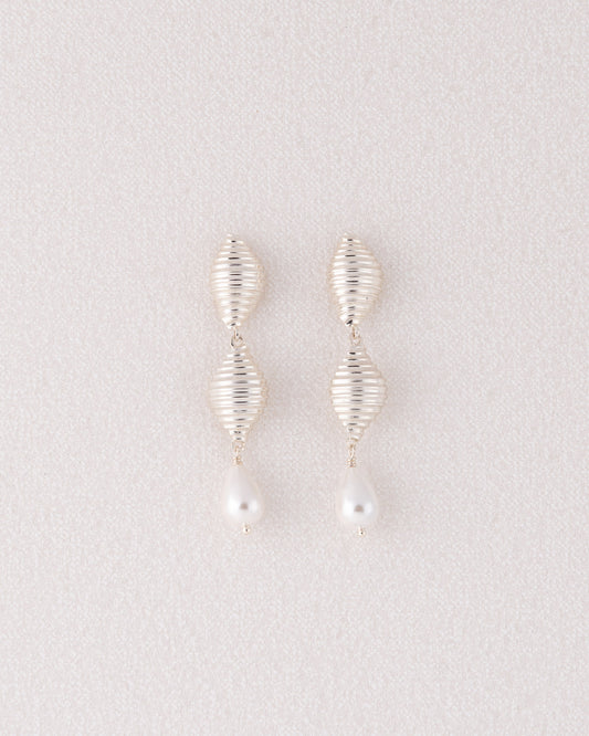 Limited edition ασημένια σκουλαρίκια Pa Shell Pearl Drop με ανάγλυφο στοιχείο κοχύλι και κρεμαστές πέρλες της ANV Jewelry.