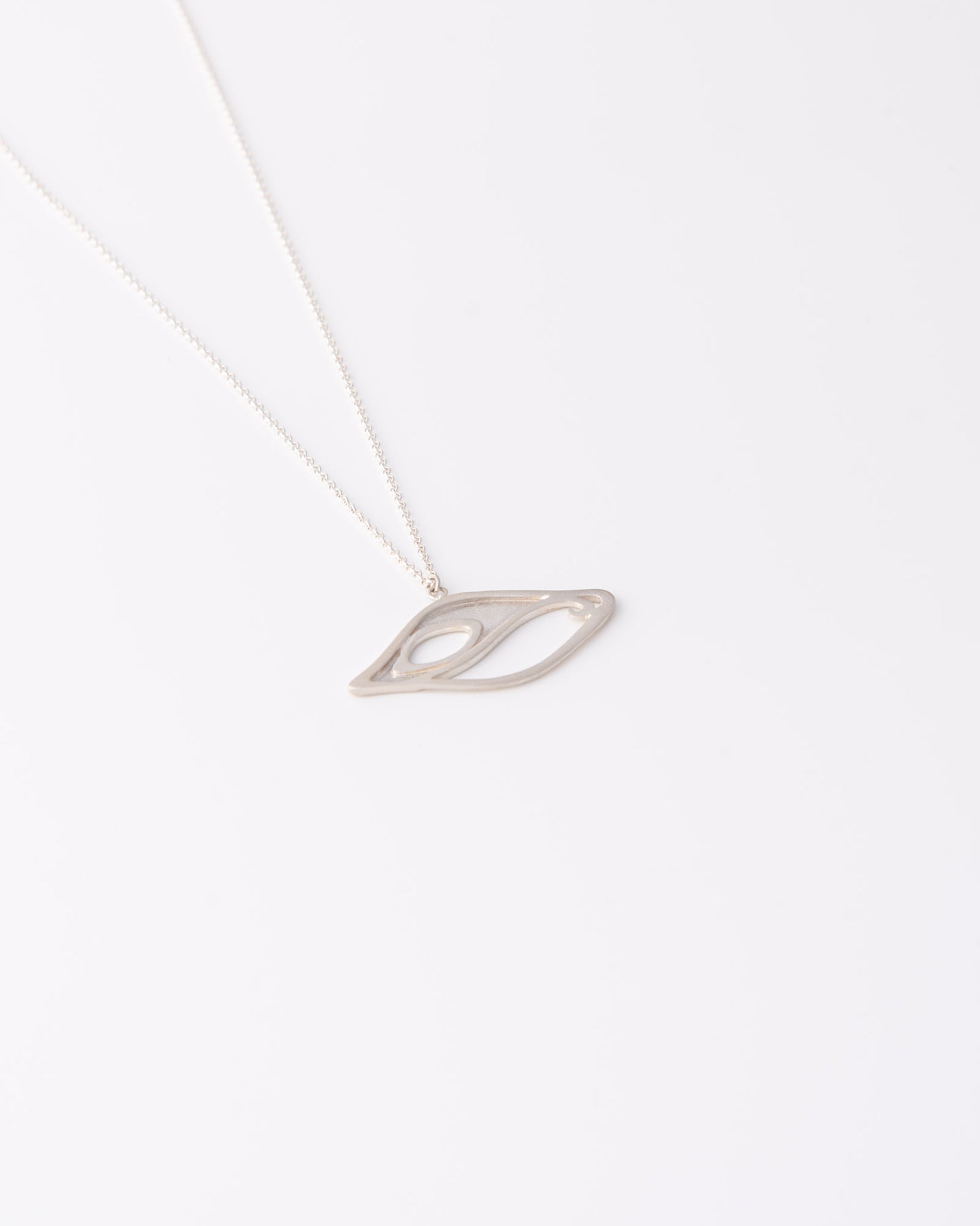 Χειροποίητο one of a kind κολιέ Peacock Eye Silver από ανακυκλωμένο ασήμι 925 σε λεπτή αλυσίδα της ANV Jewelry.