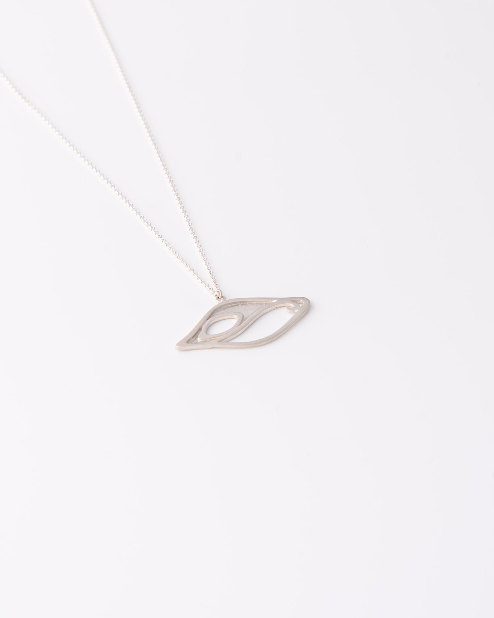 Χειροποίητο one of a kind κολιέ Peacock Eye Silver από ανακυκλωμένο ασήμι 925 σε λεπτή αλυσίδα της ANV Jewelry.