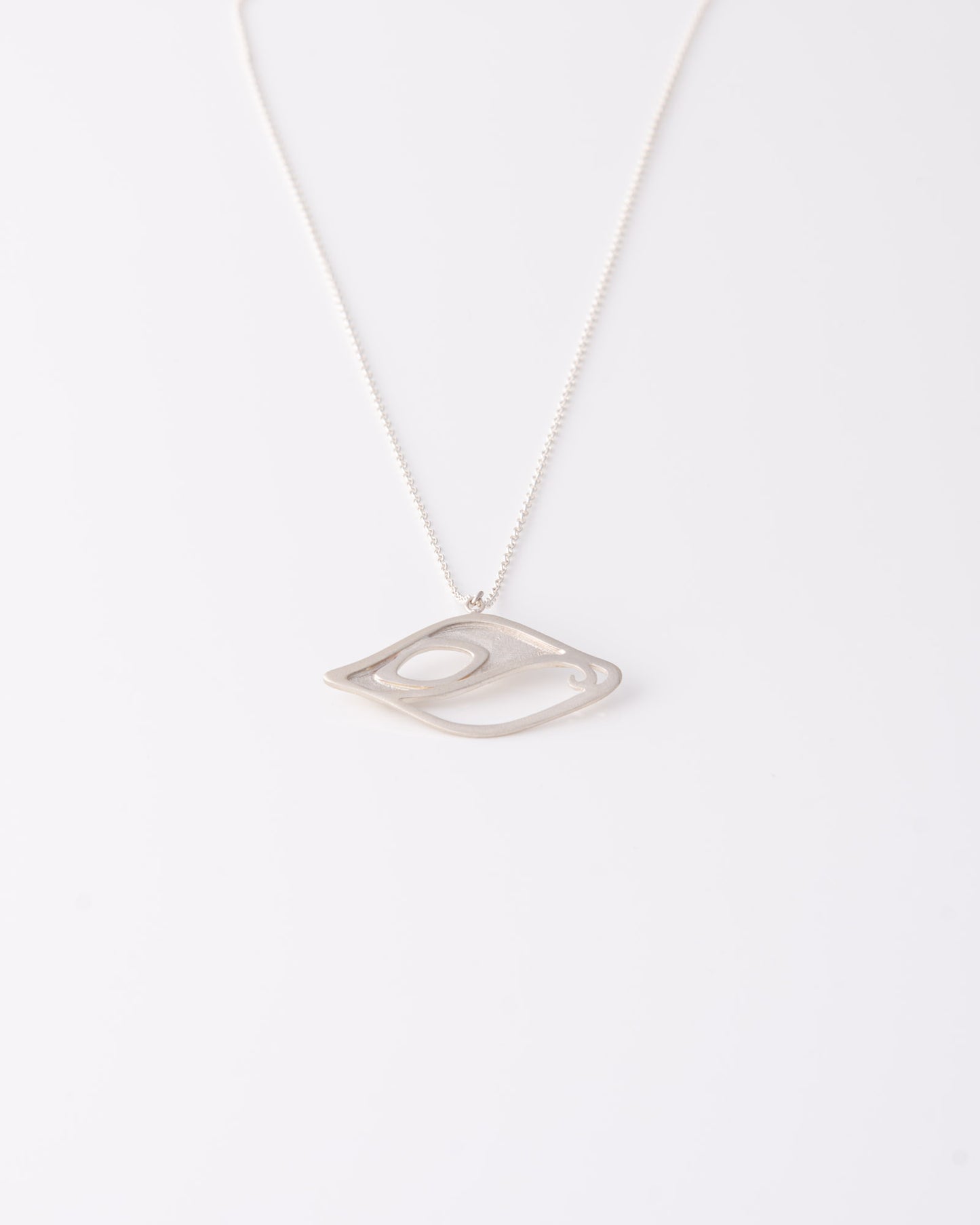 One of a kind ασημένιο κολιέ Peacock Eye με abstract σχέδιο ματιού παγωνιού της ANV Jewelry.