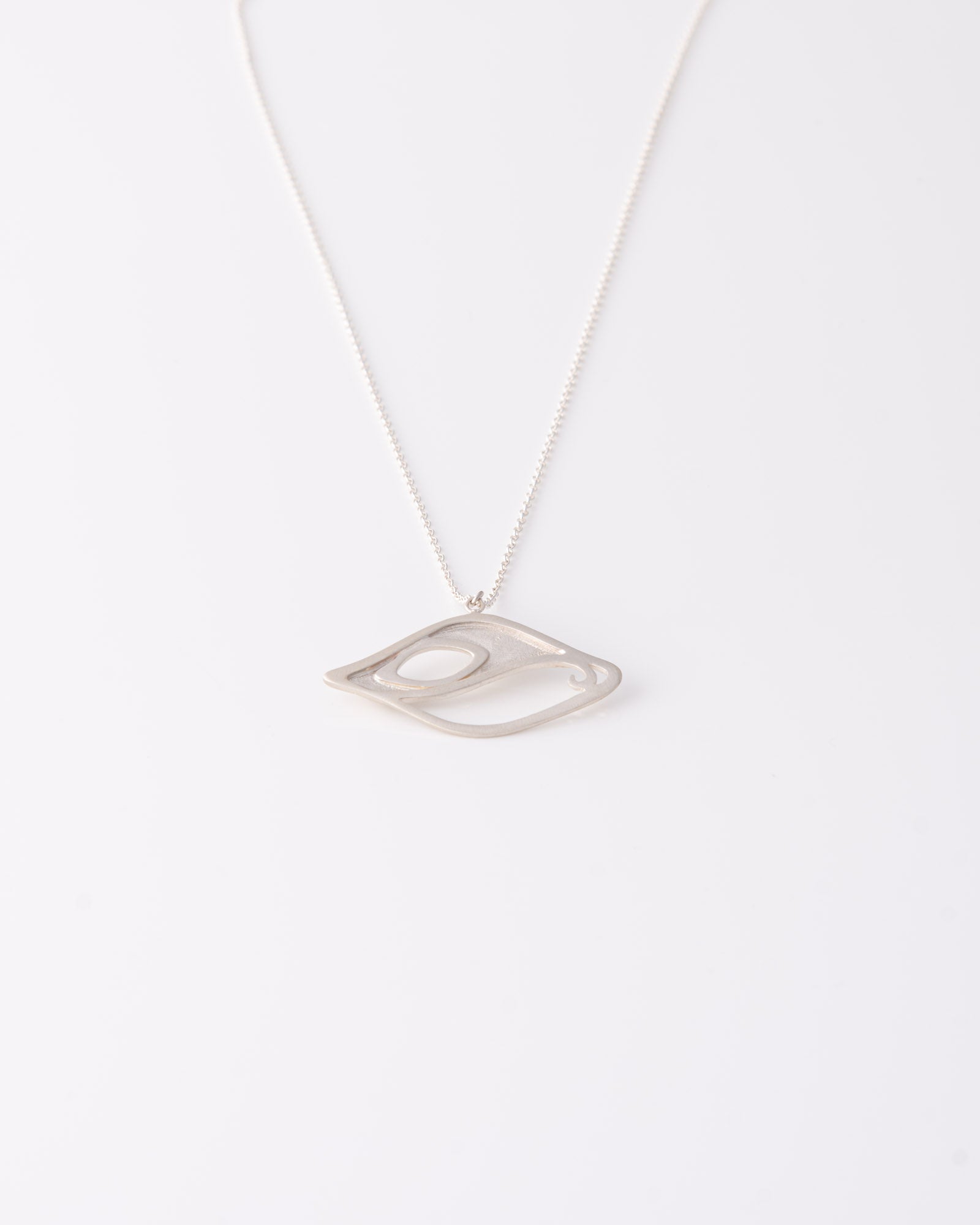 One of a kind ασημένιο κολιέ Peacock Eye με abstract σχέδιο ματιού παγωνιού της ANV Jewelry.