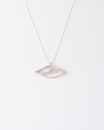 One of a kind ασημένιο κολιέ Peacock Eye με abstract σχέδιο ματιού παγωνιού της ANV Jewelry.