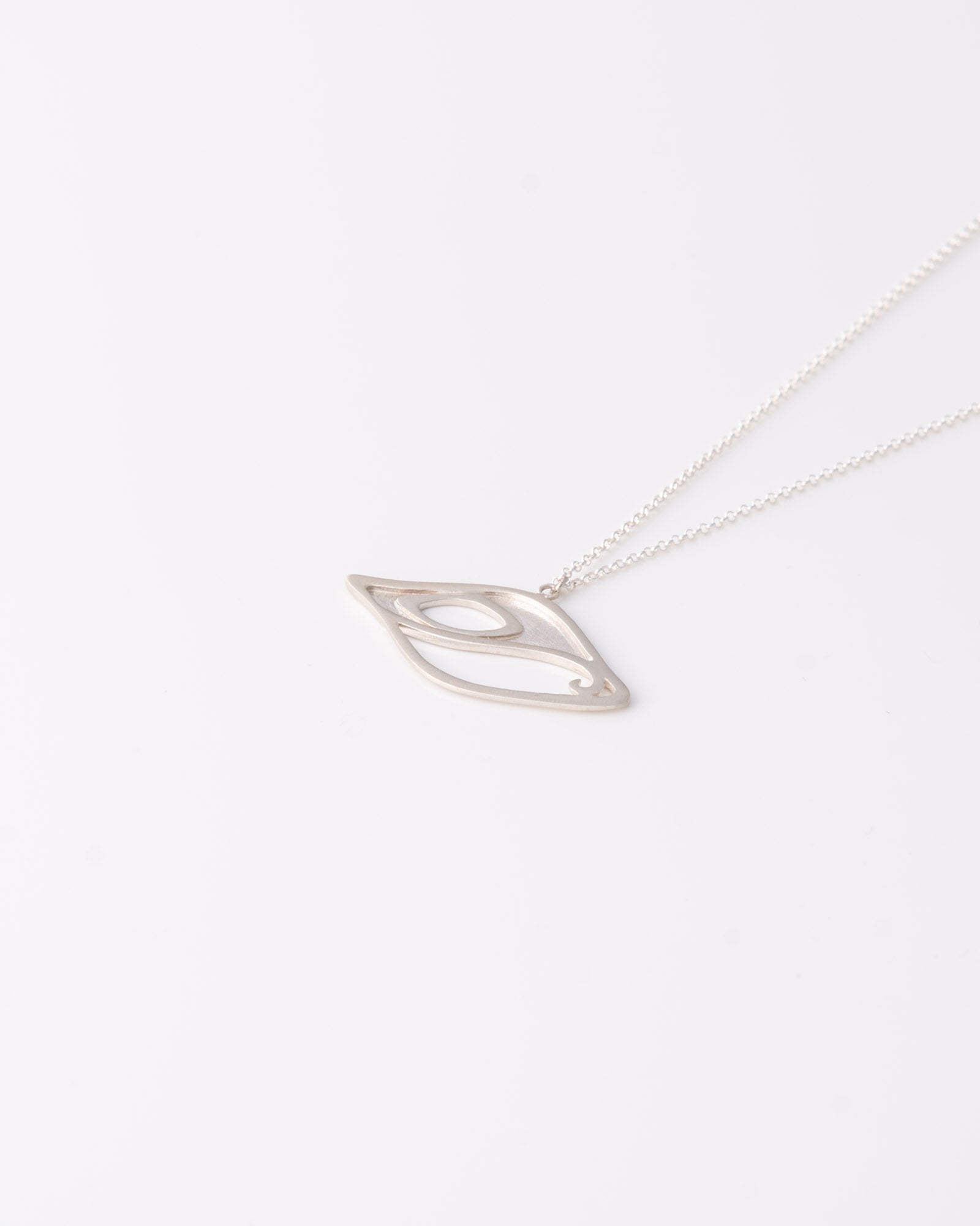 Minimal statement κολιέ Peacock Eye από ασήμι με λεπτή αλυσίδα της ANV Jewelry.