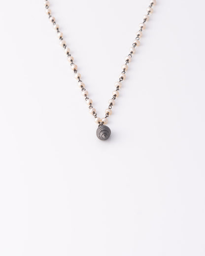 Limited edition ασημένιο κολιέ Pearl Rosary με ανάγλυφο κοχύλι και μαύρο ρόδιο της ANV Jewelry.