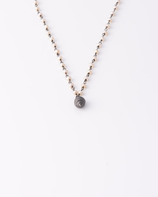 Limited edition ασημένιο κολιέ Pearl Rosary με ανάγλυφο κοχύλι και μαύρο ρόδιο της ANV Jewelry.