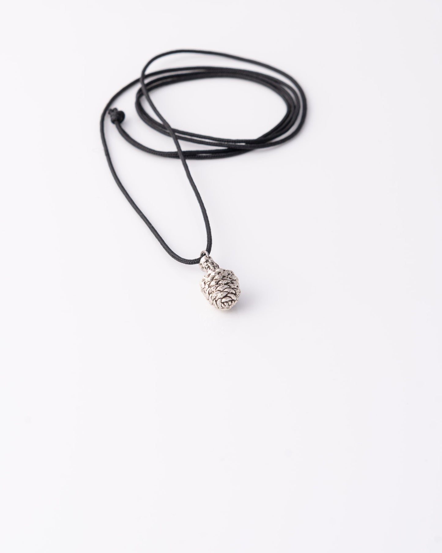 Minimal κολιέ Pine Cone σε μαύρο ρυθμιζόμενο κορδόνι one of a kind της ANV Jewelry.