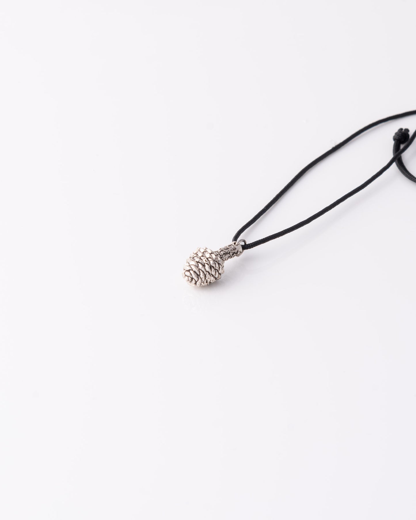 Χειροποίητο κολιέ Pine Cone με ασημένιο κουκουνάρι από ανακυκλωμένο ασήμι 925 της ANV Jewelry.