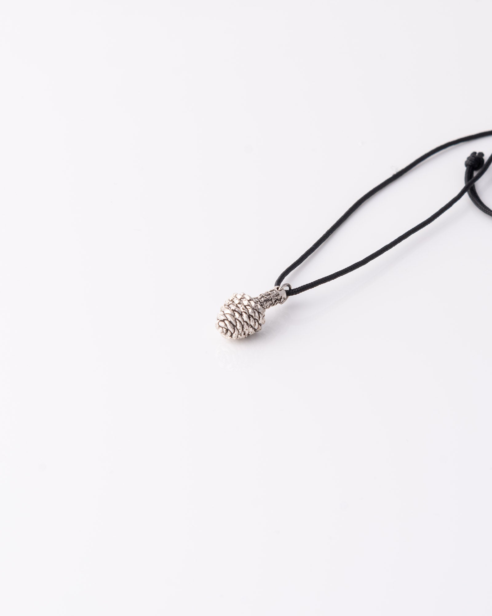 Χειροποίητο κολιέ Pine Cone με ασημένιο κουκουνάρι από ανακυκλωμένο ασήμι 925 της ANV Jewelry.