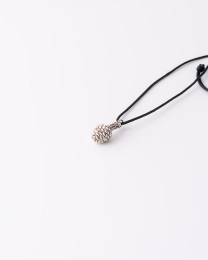 Χειροποίητο κολιέ Pine Cone με ασημένιο κουκουνάρι από ανακυκλωμένο ασήμι 925 της ANV Jewelry.