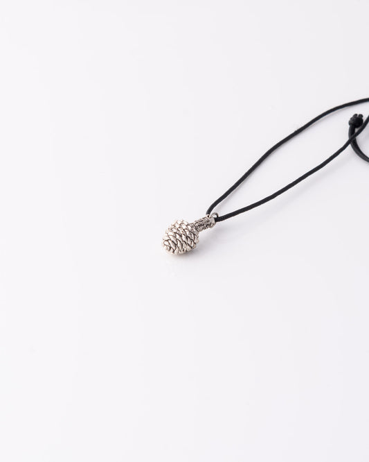 Χειροποίητο κολιέ Pine Cone με ασημένιο κουκουνάρι από ανακυκλωμένο ασήμι 925 της ANV Jewelry.