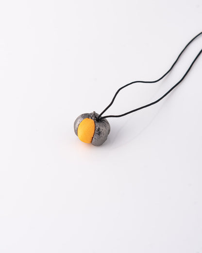 Χειροποίητο limited κολιέ Pumpkin Black Rh Brass με πορτοκαλί μεταξωτό ύφασμα της ANV Jewelry.