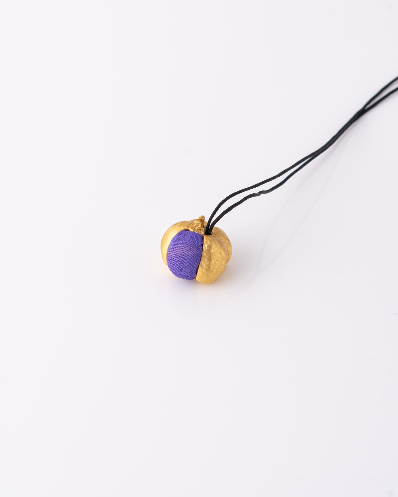 Χειροποίητο limited κολιέ Pumpkin Gold Plated Brass με μωβ μεταξωτό ύφασμα της ANV Jewelry.