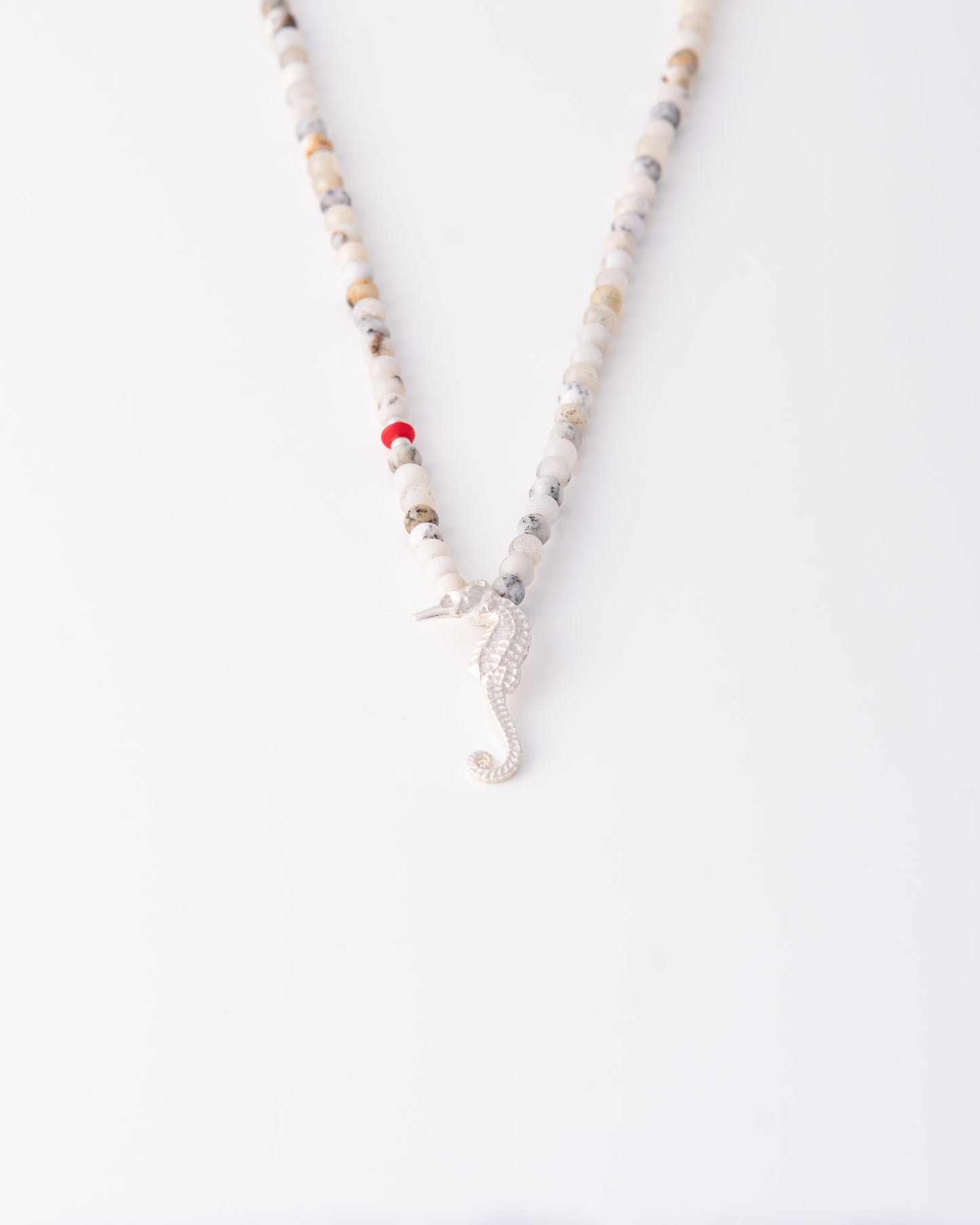 Κολιέ Seahorse Beaded Jasper με κρεμαστό ιππόκαμπο από ασημένιο 925 της ANV Jewelry.