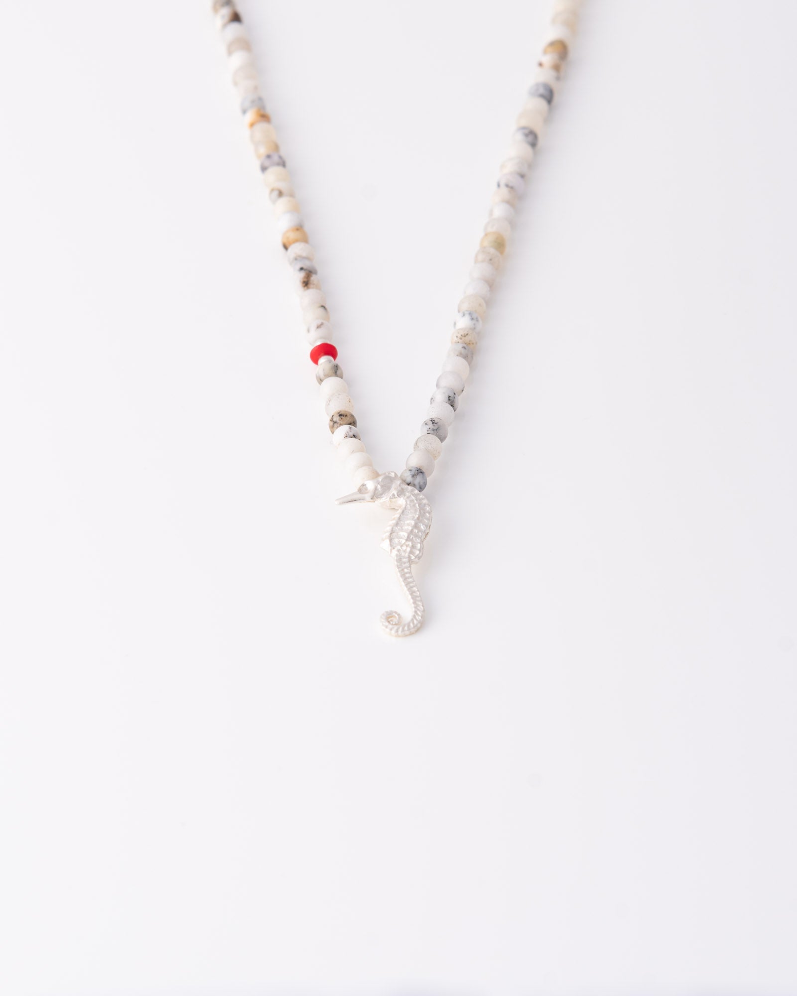 Κολιέ Seahorse Beaded Jasper με κρεμαστό ιππόκαμπο από ασημένιο 925 της ANV Jewelry.