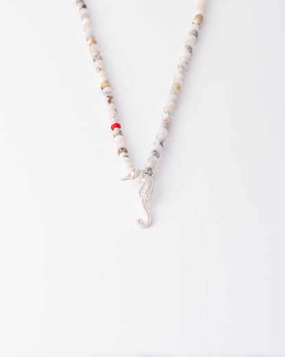 Κολιέ Seahorse Beaded Jasper με κρεμαστό ιππόκαμπο από ασημένιο 925 της ANV Jewelry.