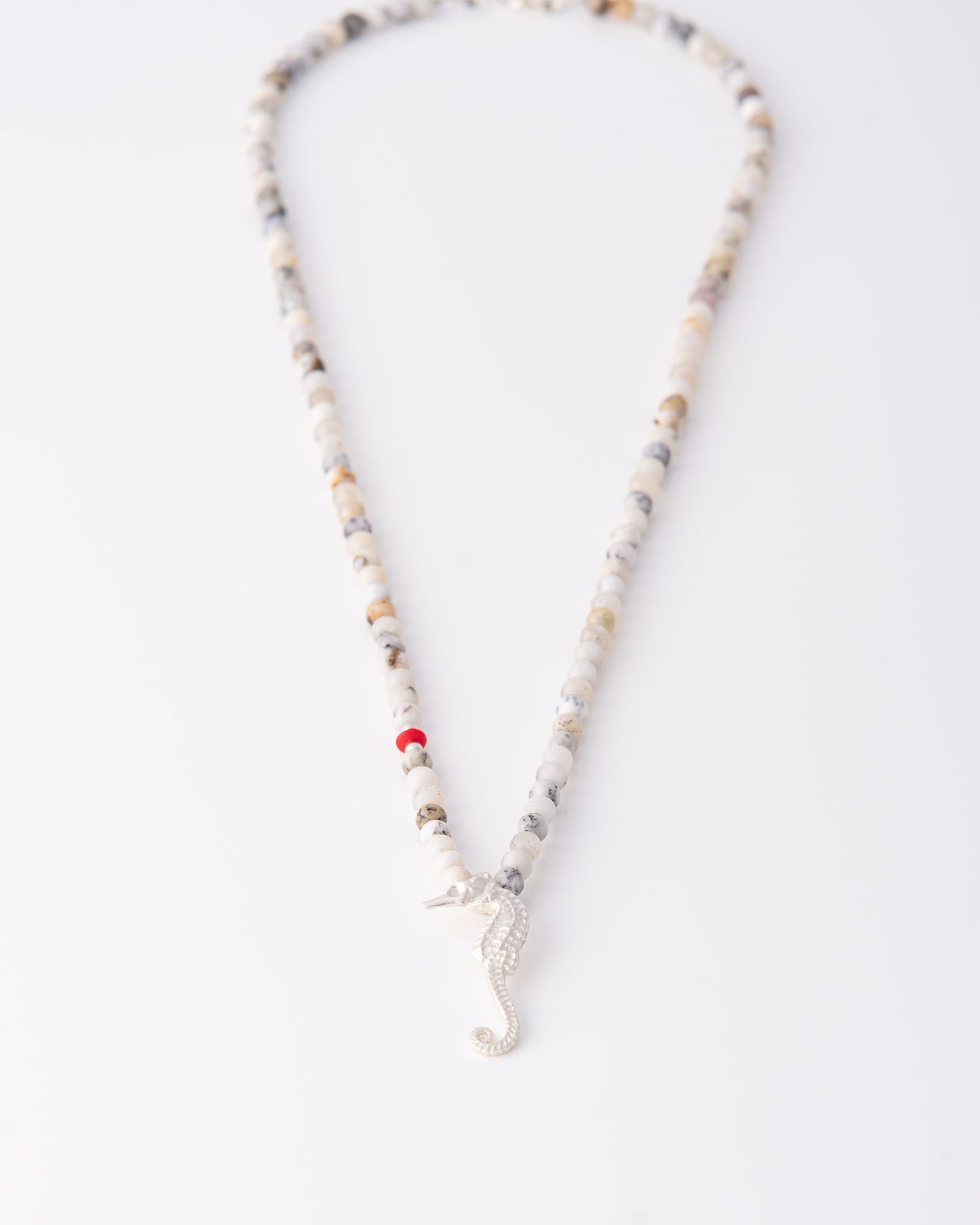 Minimal κολιέ Seahorse Beaded Jasper με ασημένιες λεπτομέρειες από τη Summer Collection της ANV Jewelry.