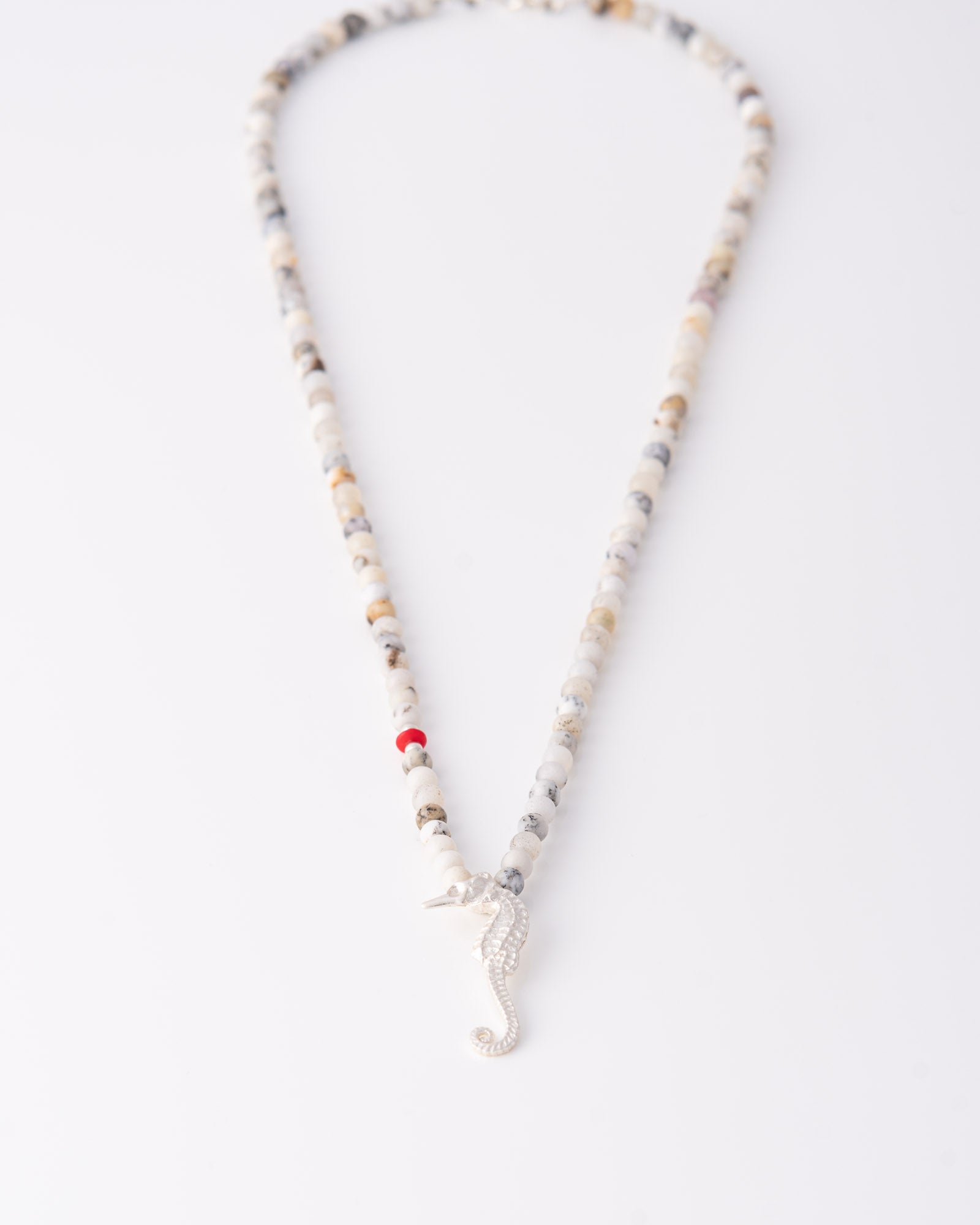 Minimal κολιέ Seahorse Beaded Jasper με ασημένιες λεπτομέρειες από τη Summer Collection της ANV Jewelry.