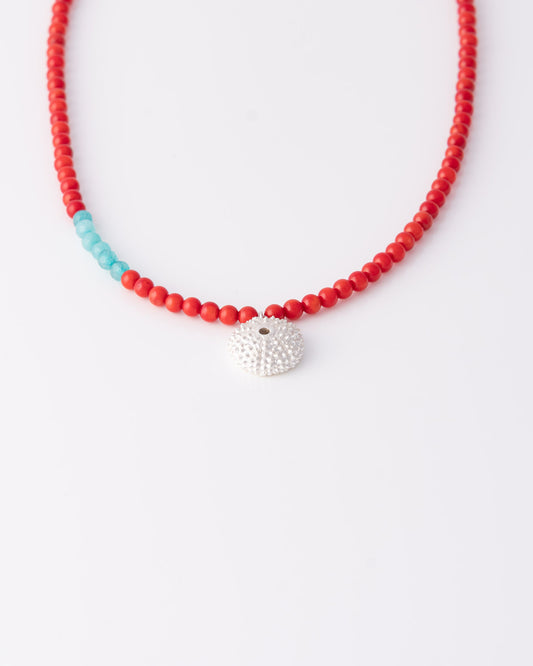 Κοντινό στο ασημένιο κρεμαστό αχινό του Sea Urchin Beaded Coral & Apatite κολιέ της ANV Jewelry