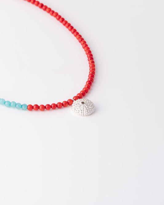 Πλάγια όψη του Sea Urchin Beaded Coral & Apatite κολιέ με ημιπολύτιμους λίθους της ANV Jewelry.