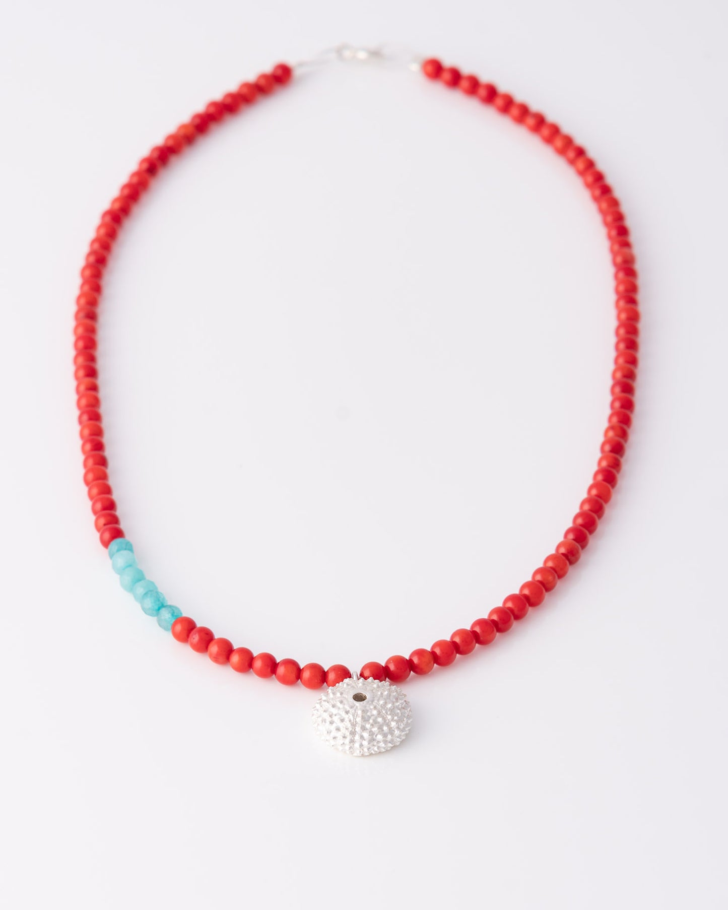 Χειροποίητο minimal Sea Urchin Beaded Coral κολιέ με κόκκινες και apatite χάντρες της ANV Jewelry.