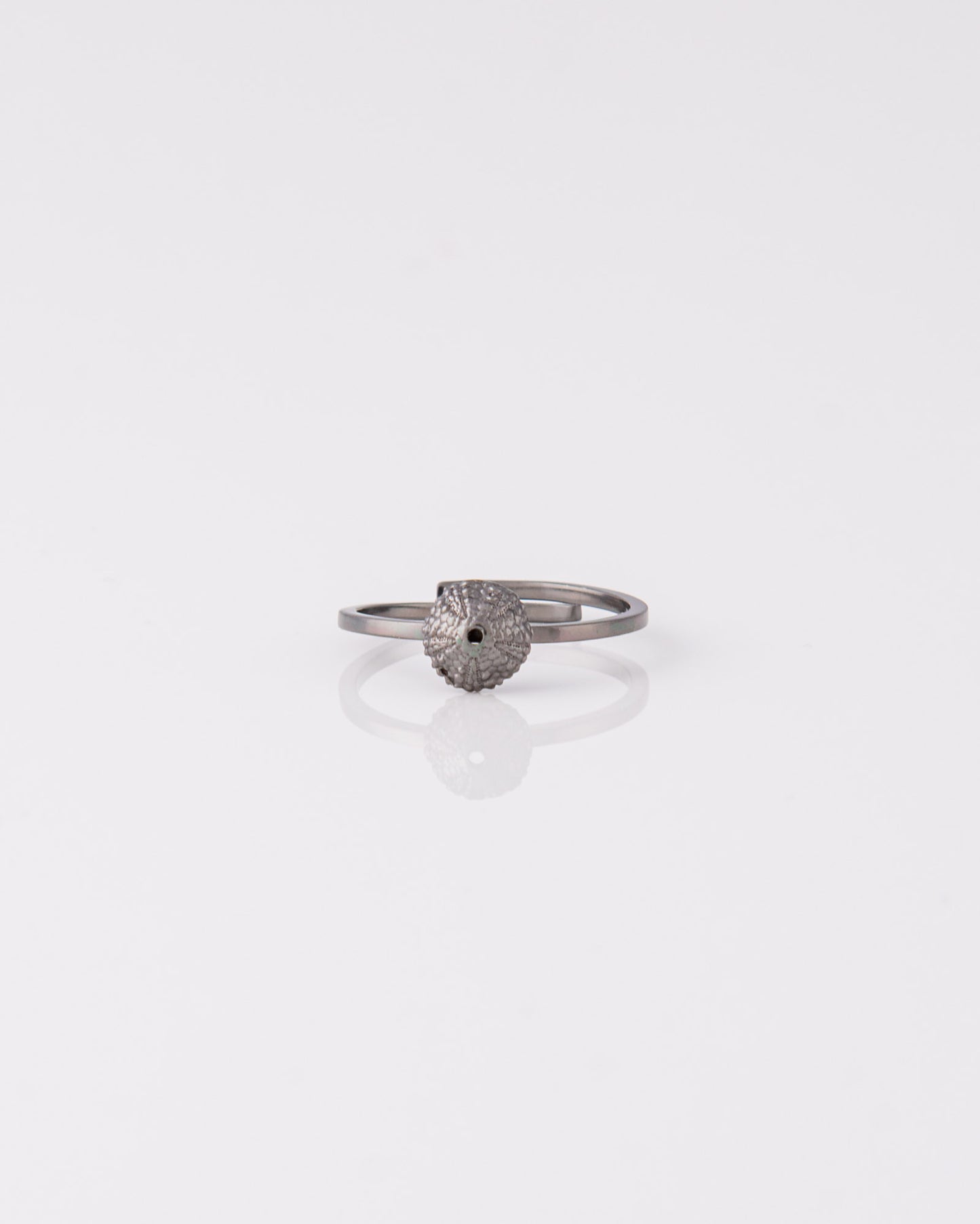Μαύρο ασημένιο δαχτυλίδι αχινός Sea Urchin Small από την ANV Jewelry.