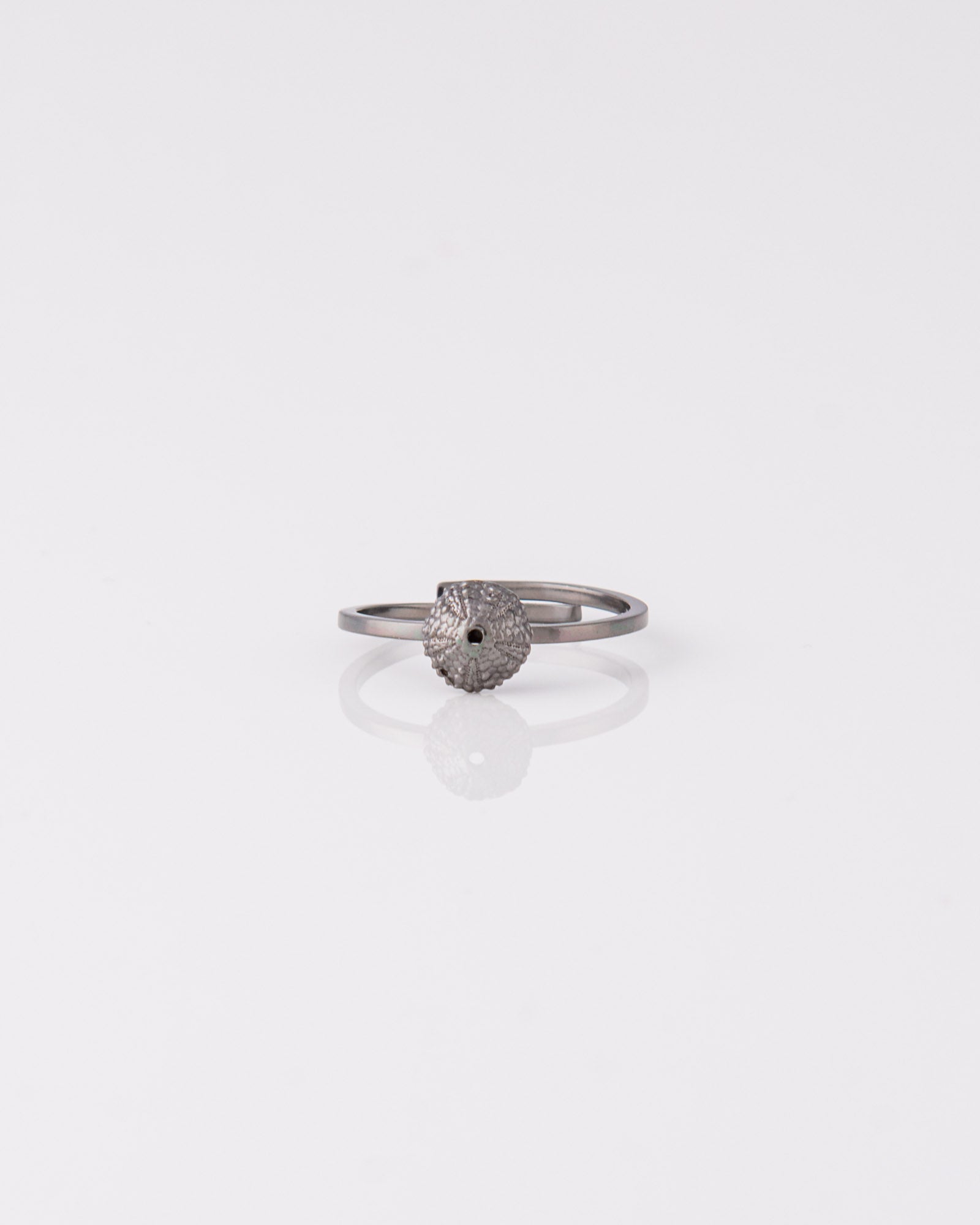 Μαύρο ασημένιο δαχτυλίδι αχινός Sea Urchin Small από την ANV Jewelry.
